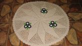 Tapete redondo bordado flores pretas